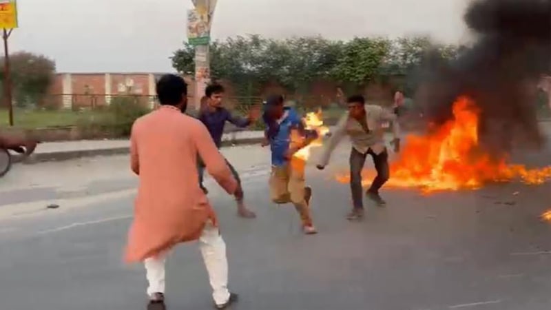 বিক্ষোভকালে টায়ারে আগুন দিতে গিয়ে দগ্ধ হলেন সাবেক ছাত্রদল নেতা